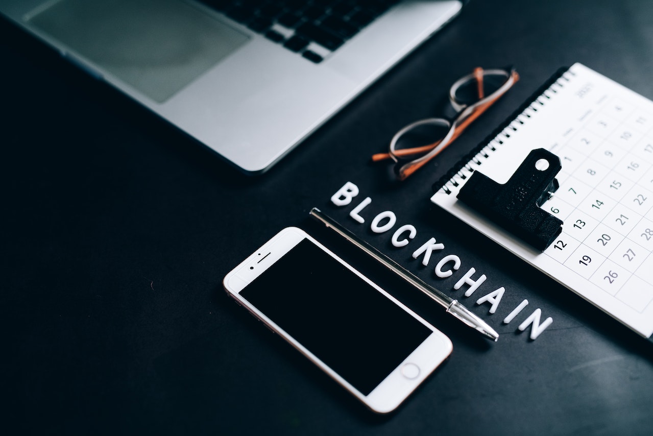 Σε ενα γραφείο πανω αναγραφεται το Blockchain